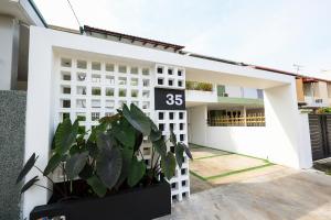 35 Cozy Homestay with projector Pool evcharger