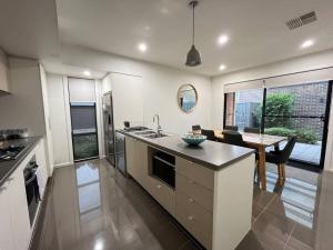 Tashas Apartments - St Clair