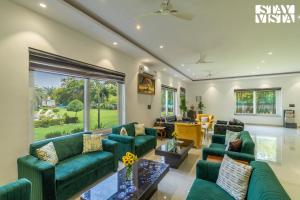 StayVista at Cloudberry Estate - Pet Freindly Villa with Private Outdoor Pool & Lawn