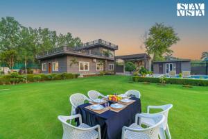 StayVista at Cloudberry Estate - Pet Freindly Villa with Private Outdoor Pool & Lawn