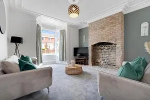 NEW! Stunning 4 Bedroom Home in South Shields by Stay With Us, Perfect for Families & Contractors!, FREE Parking! - Westoe