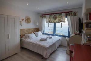 White-Blue Luxury Villa 2