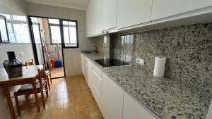 PV20B, Amplio apartamento centrico, 50 mt de la playa y vistas al mar