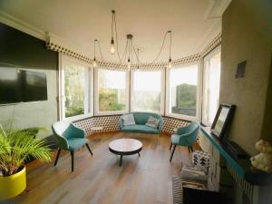 Villa spacieuse Saint-Hernin avec spa convivial