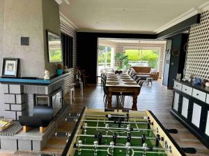 Villa spacieuse Saint-Hernin avec spa convivial