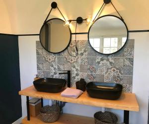 Villas Villa spacieuse Saint-Hernin avec spa convivial : photos des chambres