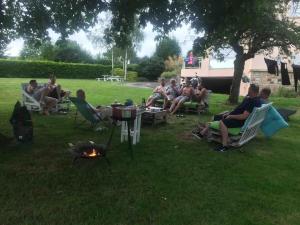 Villas Villa spacieuse Saint-Hernin avec spa convivial : photos des chambres