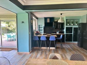 Villas Villa spacieuse Saint-Hernin avec spa convivial : photos des chambres