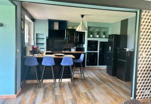 Villa spacieuse Saint-Hernin avec spa convivial