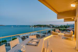 Vouliagmeni - Apollonos Street