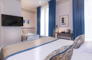 Prestige Triple Room room in Hôtel Du Bois Champs-Elysées