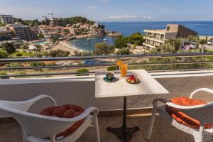 Two-Bedroom Apartment with Sea View room in Apartments Raymond