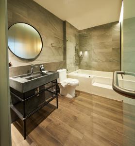 Phòng Loại Sang Giường Lớn (Deluxe King Room)