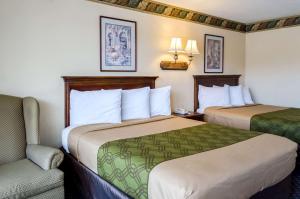 Queen Room with Two Queen Beds - Non-Smoking room in Rodeway Inn Vicksburg