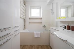 Embassy Avenue At Royal Park by BookingHost