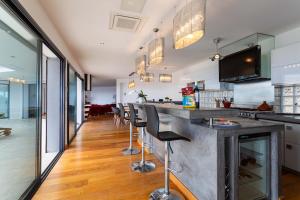 Villas VILLA ADRIANA VI4411 By Riviera Holiday Homes : photos des chambres