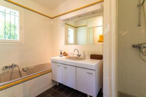 Villas VILLA HATELMA VI4404 By Riviera Holiday Homes : photos des chambres