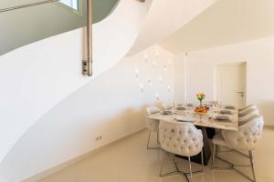 Villas VILLA SAVANNAH VI4356 By Riviera Holiday Homes : photos des chambres