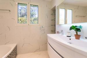 Villas VILLA SAVANNAH VI4356 By Riviera Holiday Homes : photos des chambres