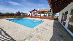 Appartements Urrugne, Croix des bouquets, au 1er etage d'une batisse Basque, APPT 10 pers avec piscine : photos des chambres
