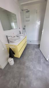 Appartements Urrugne, Croix des bouquets, au 1er etage d'une batisse Basque, APPT 10 pers avec piscine : photos des chambres