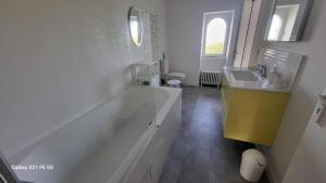 Appartements Urrugne, Croix des bouquets, au 1er etage d'une batisse Basque, APPT 10 pers avec piscine : photos des chambres