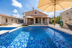 Family retreat House Begonija with pool and BBQ