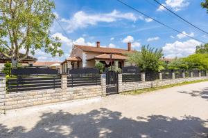 Family retreat House Begonija with pool and BBQ 