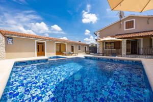 Family retreat House Begonija with pool and BBQ