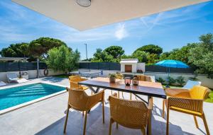 Stunning Home In Valbandon With Wifi 