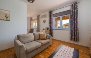 Gorgeous Home In Valbandon With Wifi