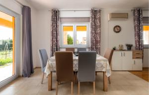 Gorgeous Home In Valbandon With Wifi