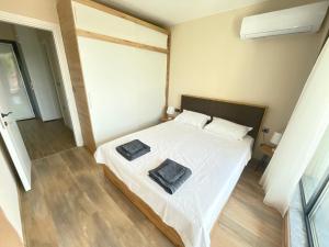 Modern 1BR Apart FREE Parking with Hill View