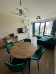 Modern 1BR Apart FREE Parking with Hill View