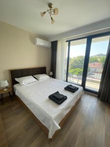 Modern 1BR Apart with Hill View & Parking