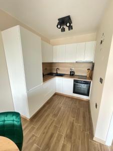 Modern 1BR Apart FREE Parking with Hill View