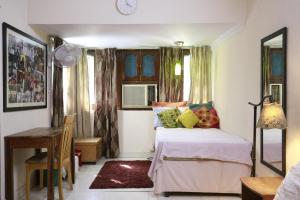 Spacious Room in 2 BHK Flat walking from Metro in Noida