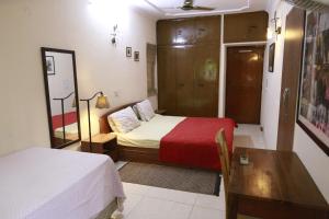 Spacious Room in 2 BHK Flat walking from Metro in Noida