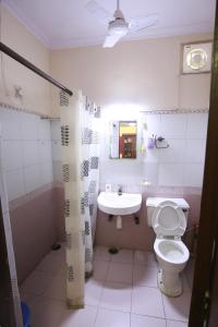 Spacious Room in 2 BHK Flat walking from Metro in Noida