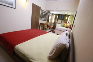 Spacious Room in 2 BHK Flat walking from Metro in Noida