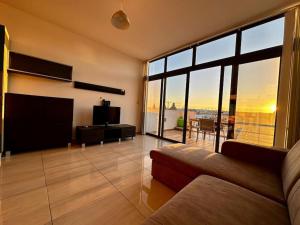 Lovely Penthouse off the Marina