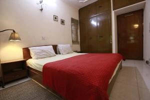 Spacious Room in 2 BHK Flat walking from Metro in Noida