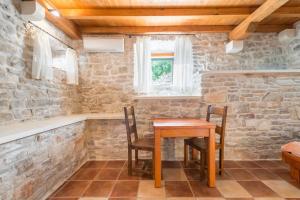 Stone house Mornar near beach