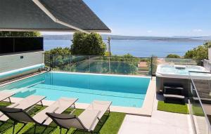 Beautiful Home In Dramalj With Jacuzzi
