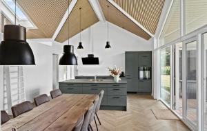 3 Bedroom Beautiful Home In Væggerløse