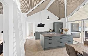 3 Bedroom Beautiful Home In Væggerløse