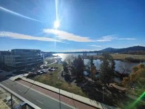 Lakeside apartment, walking distance to foreshore - Fyshwick
