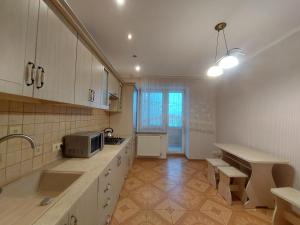 Квартира Кравчука 11Б, автостанція