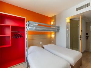 Hotels Premiere Classe Chartres Sud - Barjouville : Chambre Triple avec 1 Lit Superposé et 2 Lits Simples