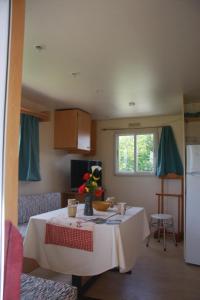 Campings MOBIL-HOME Ferme La Fee Spiruline AURIGNAC : photos des chambres